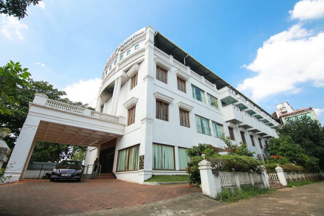 Hotel Meadows International Kizhake Chālakudi Exterior foto