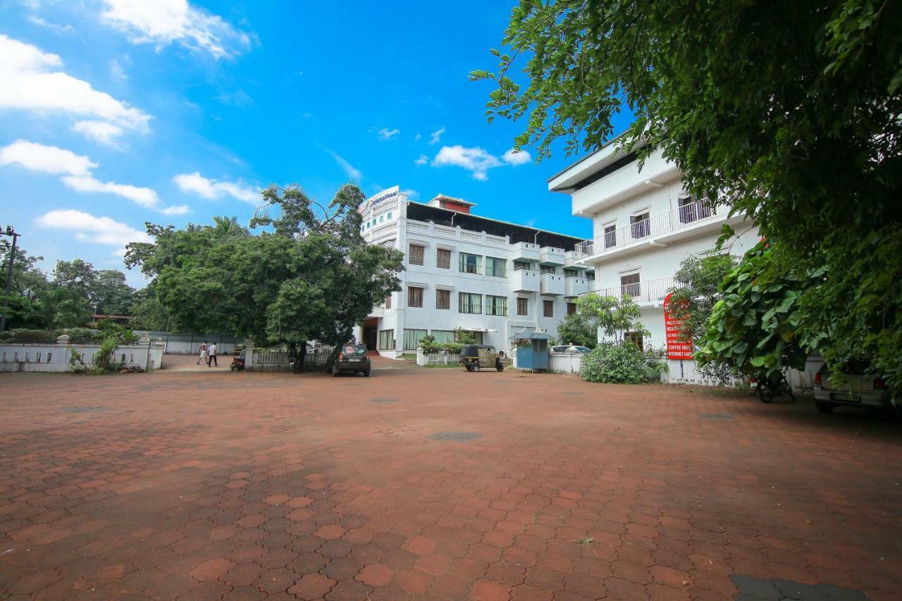Hotel Meadows International Kizhake Chālakudi Exterior foto