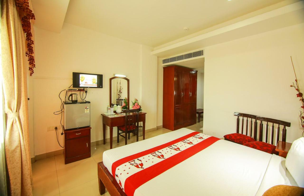 Hotel Meadows International Kizhake Chālakudi Exterior foto